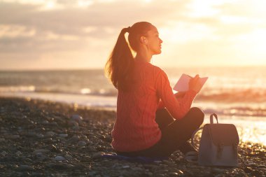 Malam sebagai Ruang untuk Kembali ke Ritme Pelan